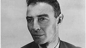 J. Robert Oppenheimer (1904–1967) war theoretischer US-Physiker und wissenschaftlicher Kopf des Manhattan-Projekts zum Bau der Atombombe. Er fiel später in den USA in Ungnade