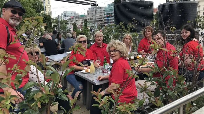 In Grüppchen sammelten sich die Demonstrierenden aus ganz Österreich. Viele gingen vorher noch essen. "Das Essen zahlen wir uns selber", wird der Fotografin zugerufen. Medien hatten - fälschlicherweise - berichtet, dass die Gewerkschaft den Demonstrierenden etwas zahlt.