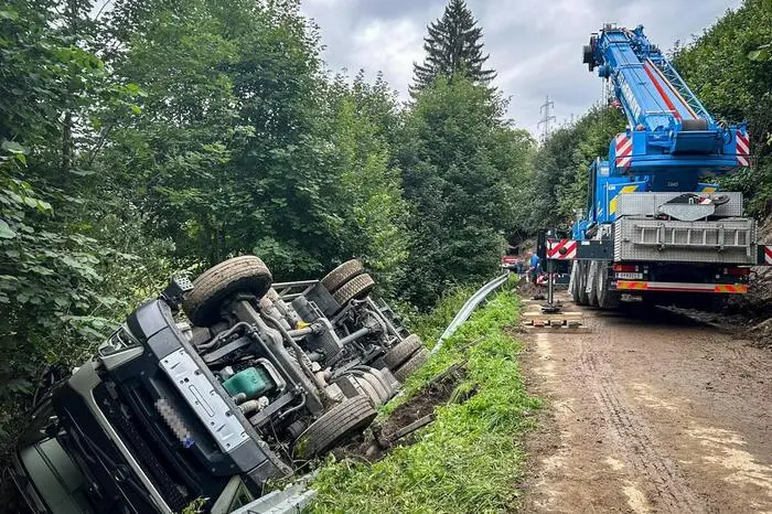 Von den Einsatzkräften wurde präventive eine Ölsperre im Zidritzbach angebracht, um möglicherweise austretende Flüssigkeiten aufzufangen. 
