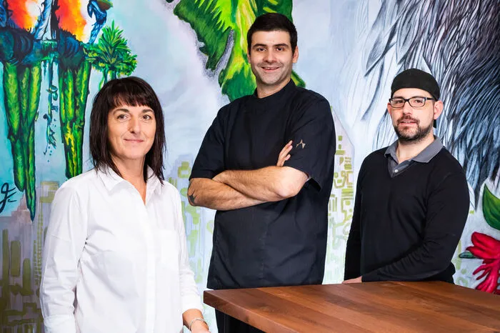Innenarchitektin Sabine Schimanofsky mit den Gastgebern Tihomir Mudnić und Niko Frühauf
