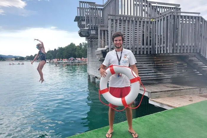 Paul Zeloth (18) aus Wasserhofen trat heuer sein erstes Jahr als Bademeister am Klopeiner See an -  und zwar im Campingbad Nord. „Ich schätze, dass ich den ganzen Tag am See sein kann. Außerdem ist immer was zu tun und man lernt viele neue Leute kennen“, sagt der angehende Student.