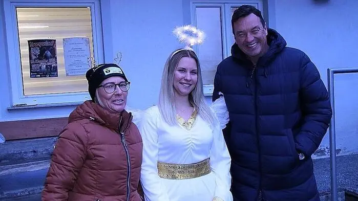 Einen kleinen, aber feinen Adventmarkt hat Heike Ruess (l.) mit ihrem Team vom Kultur- und Brauchtumsverein Piberegg mit Unterstützung der Stadtgemeinde Bärnbach bei der Stockschießanlage Piberegg (Gemeinde Bärnbach) organisiert.