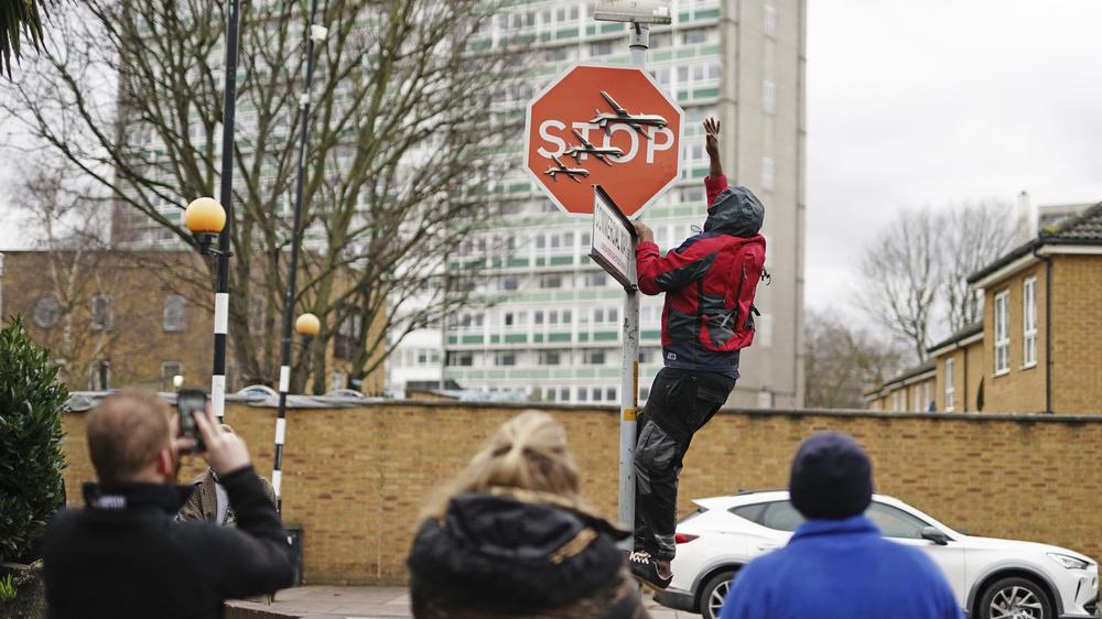 Britischer Künstler   Banksy Werk Wird Von Londoner Gericht Entfernt   Polizei Ermittelt - 8hc3uah