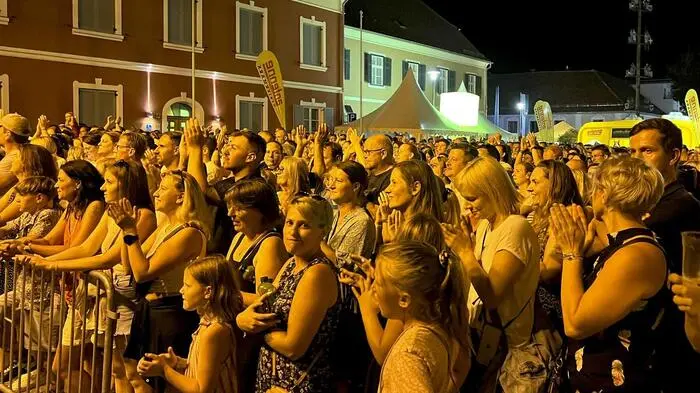 Mit „folkshilfe“, Special Guest „LEMO“ sowie Sandra Hesch als poppige „Vocal Warm Up“ startete das „Augustini-Open-Air-Highlight“ mit einem mitreißenden Musikerlebnis.