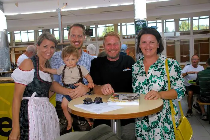Bei herrlichem Sonntagswetter servierten die Organisatoren bei der örtlichen Sport- und Kulturhalle Heiden- oder Brennsterz zur Freude der zahlreichen Besucherinnen und Besucher. 