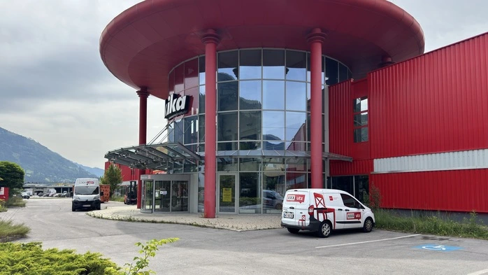 Mehr als nur ein Fingerzeig: Vor dem Ex-Kika-Möbelhaus parken immer häufiger Fahrzeuge der Firma XXXLutz | Mehr als nur ein Fingerzeig: Vor dem Ex-Kika-Möbelhaus parken immer häufiger Fahrzeuge der Möbelhauskette XXXLutz