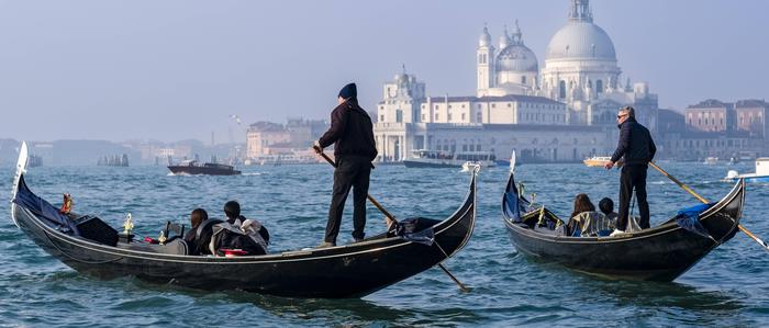 Tausende Touristen besuchen Venedig tagtäglich, viele lassen sich auch gerne mit Gondeln durch Lagune und Kanäle chauffieren 