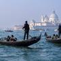 Tausende Touristen besuchen Venedig tagtäglich, viele lassen sich auch gerne mit Gondeln durch Lagune und Kanäle chauffieren 