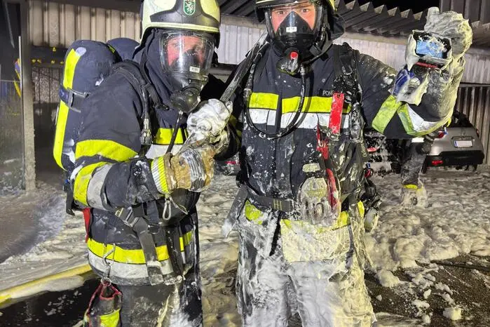 Unter schwerem Atemschutz wurde gegen das Flammeninferno gekämpft.