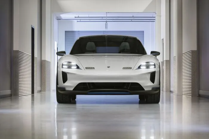 Zu den Stärken des Viertürers zählen das Design mit prägnanten Offroad-Elementen sowie das neuartige Anzeige- und Bedienkonzept mit Touch-Screen und Blicksteuerung.