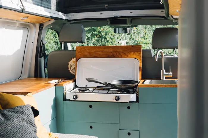 2020 haben sich Maloun und Weiss von ihrem geräumigen Citroën getrennt und mit dem Umbau eines kleineren VW T5 Bulli begonnen.