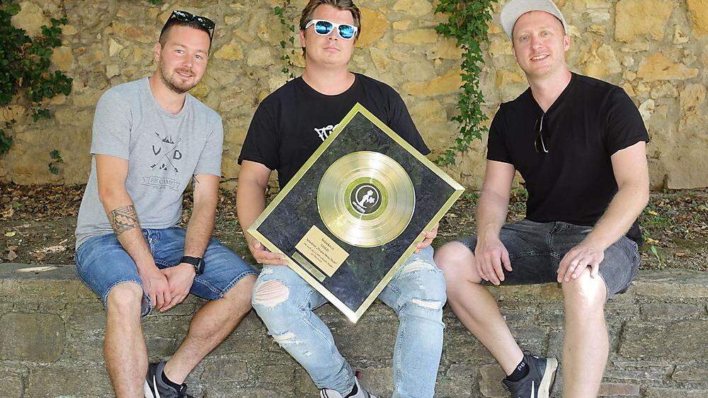 Martin Preiß, Hartmut Pollhammer und Andreas Fritz sind stolz auf die zweite Goldene Schallplatte