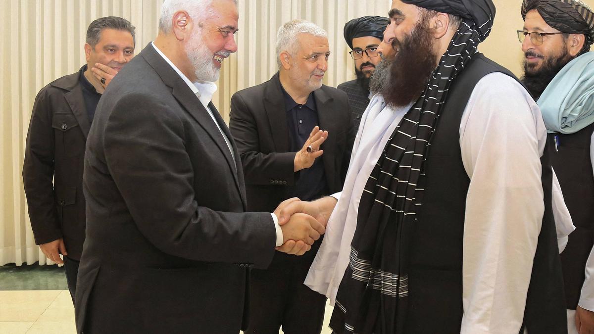 Eine Taliban-Delegation beim Treffen mit Hamas-Anführern in Teheran Ende Mai 2024. Rechts: der Außenminister des Taliban-Regimes Amir Khan Muttaqi