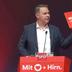 SPÖ-Parteichef Andreas Babler mit der Broschüre zu „24 Ideen mit Herz und Hirn“ in der Hand.  | SPÖ-Chef Andreas Babler legte den Delegierten am Samstag ein kleines Programm vor - die Finanzierungsrechnung kam tags darauf.