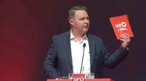 SPÖ-Parteichef Andreas Babler mit der Broschüre zu „24 Ideen mit Herz und Hirn“ in der Hand.  | SPÖ-Chef Andreas Babler legte den Delegierten am Samstag ein kleines Programm vor - die Finanzierungsrechnung kam tags darauf.