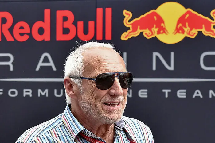 Wenn man nur Einzelpersonen betrachtet, wird Red-Bull-Miteigentümer Dietrich Mateschitz oft als reichster Österreicher genannt. Er hat Red Bull 1987 in Europa eingeführt und dem Energie-Getränk zum weltweiten Erfolgsprodukt gemacht. 49 Prozent des Unternehmens gehören ihm, der Rest der thailändischen Yoovidhya-Familie. Das Vermögen von Mateschitz wird auf 16,4 Milliarden Euro geschätzt.