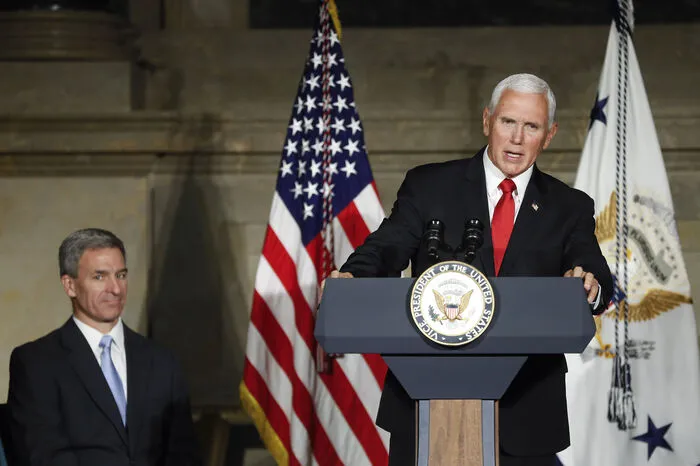 Kritiker warfen Trump (im Bild: Mike Pence) vor, die Feierlichkeiten zu politisieren und dem Steuerzahler die Rechnung dafür aufzudrücken. Trump zeigte sich davon unbeirrt und pries das Spektakel schon im Vorfeld in den höchsten Tönen. 