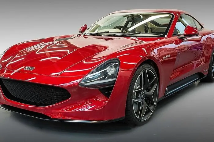 Geht es darum, ein Auto zu bauen, das möglichst leicht und möglichst schnell sein soll, führt kein Weg an Altmeister Gordon Murray vorbei. Der geborene Südafrikaner verdiente seine Sporen in der Formel 1, eher er bei McLaren seinen Traum vom Straßenauto in Form des legendären F1 verwirklichen durfte. Als selbstständiger Entwickler brachte er reihenweise Sport- und sogar Stadtautos auf den Markt und gilt heute noch als der Ansprechpartner schlechthin, wenn es um effiziente Bauweisen geht.