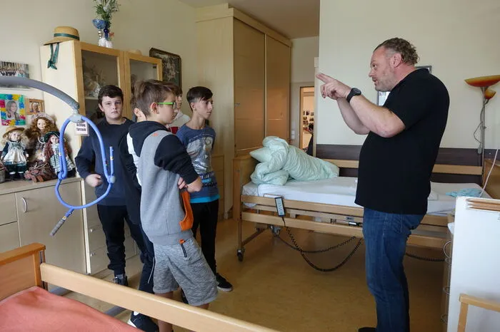 Thomas Emmer zeigt ein Zweibett-Zimmer.