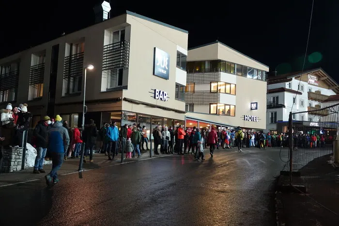 In der Coburgstraße drängten sich beim ersten Zugang so einige Zaungäste