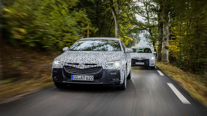Der neue Beiname verrät es schon. Die zweite Generation des Opel Insignia basiert auf einer komplett neuen Architektur und verfügt über einen um stattliche neun Zentimeter längeren Radstand (2,83 m) als das gerade noch aktuelle Modell. Dank deutlich kürzerer Überhänge vorn und hinten ist er im Vergleich zum Vorgänger jedoch nur 5,5 Zentimeter länger geworden und kommt jetzt auf 4,9 Meter. Die um einen Zentimeter breitere Spur sowie die um drei Zentimeter niedrigere Dachlinie ergeben eine sportliche Silhouette.