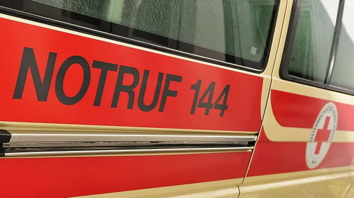 Die Rettung brachte den verletzten Pensionisten ins Krankenhaus