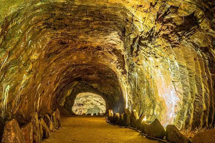 Seit 2019 ist der Besuch der Salzmine in Loulé im Landesinneren möglich. Das Bergwerk ist noch in Betrieb, pro Tag können maximal 120 Besucher die Salzmine besuchen. Wie sich das in einem richtigen Bergwerk gehört, fährt man mit einem wackeligen Käfig in dreieinhalb Minuten 230 Meter in die Tiefe. 