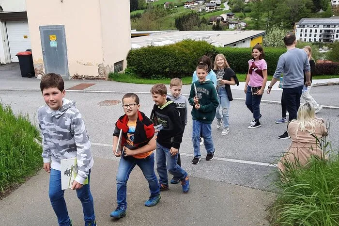 Rund 120 Schülerinnen und Schüler der Volksschule und zwei Klassen der Mittelschule Birkfeld halfen beim Siedeln der Bücher.