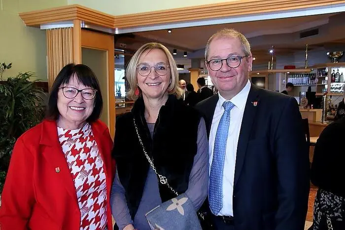 So ließen sich nach der Begrüßung durch Bürgermeister Bernd Osprian (Foto rechts) neben vielen anderen Gästen auch die Landtagsabgeordneten Claudia Stroißnig und Stefan Resch, sowie Managing Director Otto Rois von der Firma Bauer mit Familie diesen schwungvollen, musikalischen Genuss nicht entgehen.