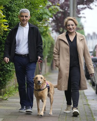 Khan mit Frau und Hund | Khan mit seiner Frau und seinem Hund auf dem Weg zum Wahllokal