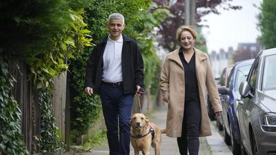 Khan mit Frau und Hund | Khan mit seiner Frau und seinem Hund auf dem Weg zum Wahllokal