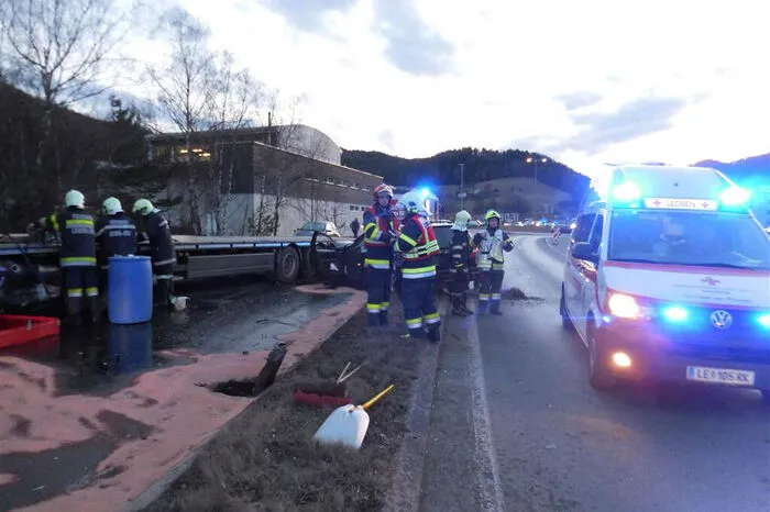 Die Feuerwehren Leoben-Stadt und Leoben-Göss mussten ausgeflossenen Diesel binden.