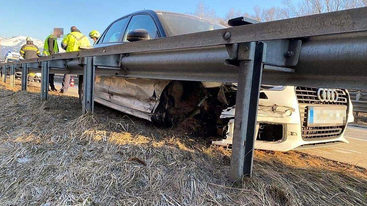 Der Pkw wurde bei dem Unfall erheblich beschädigt