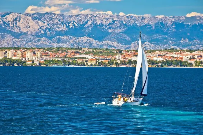 Zadar. Coole Bars und Cafés, römische Ruinen, die entzückende Altstadt und die Klänge der Meeresorgel – Zadar ist einer der Hotspots an der Adria geworden.