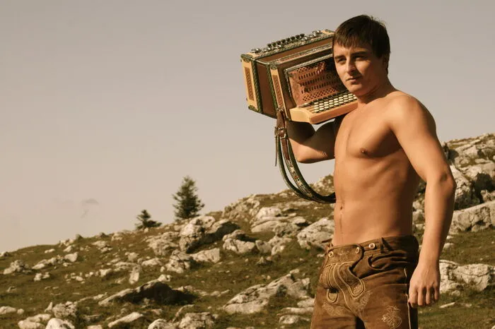Eines der ersten Promo-Fotos zeigt Gabalier oben ohne. Die Legende besagt, dass das Bild seine verstorbene Schwester Elisabeth gemacht hat. Beworben wurde das Debütalbum "Da komm’ ich her", das in Österreich Fünffach-Platin-Status hat.