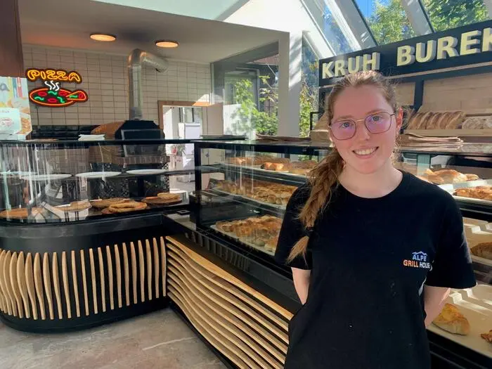 Aurora Kajdomqaj steht in der kürzlich eröffneten Bäckerei am Loiblpass