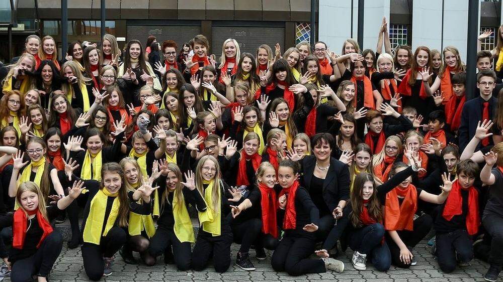 140 Kinder und Jugendliche singen im Chor des BG/BRG Knittelfeld mit - man kann sich ausrechnen, dass viele Unterschriften zusammenkommen 