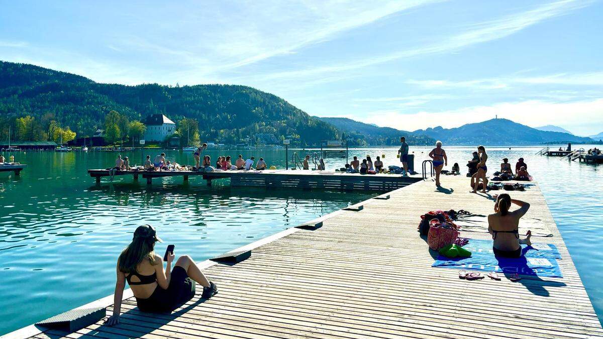Im Klagenfurter Strandbad tummeln sich am Sonntag die Sonnenhungrigen