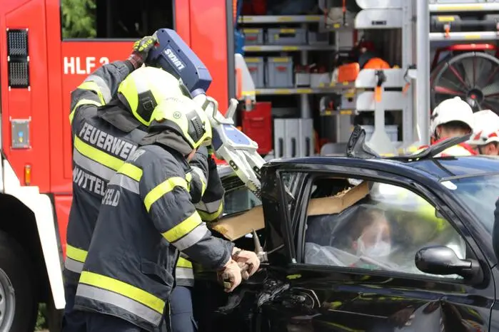 Die Feuerwehrleute zeigten anschaulich, wie im Ernstfall rasch und professionell gehandelt wird. Auch die Einsatzfahrzeuge und die umfangreiche technische Ausrüstung konnten von den Besucherinnen und Besuchern aus nächster Nähe besichtigt werden. 