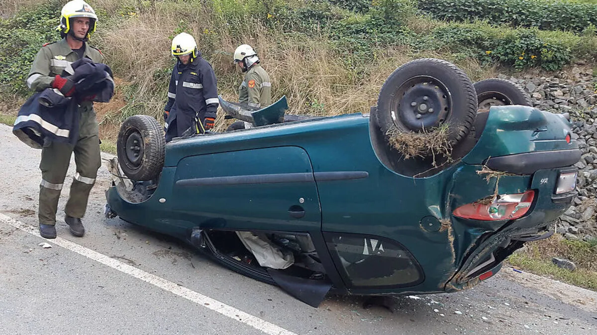 Das Auto kam auf dem Dach liegend zum Stillstand