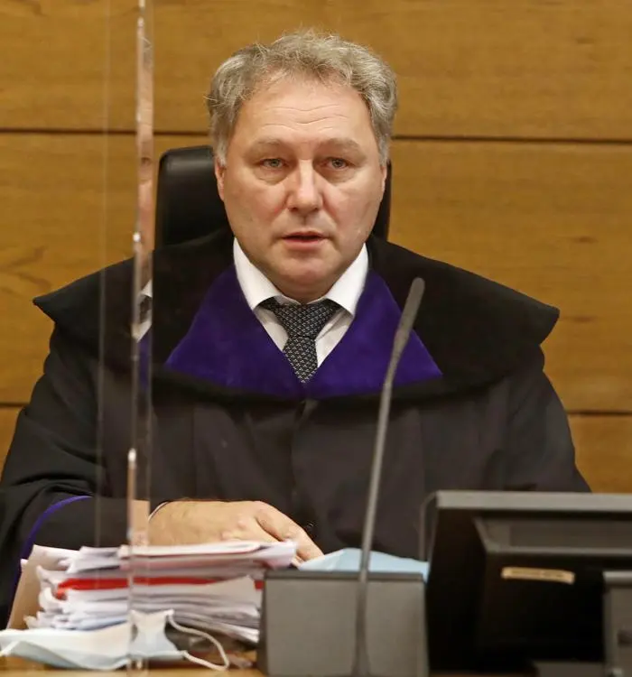 ABD0017_20201019 - KLAGENFURT - ÖSTERREICH: ZU APA0101 VOM 19.10.2020 - Richter Manfred Herrnhofer aufgenommen am Montag, 19. Oktober 2020, anl. des Prozesses gegen ein Villacher Frauentrio wegen Mordes, Betrugs und Brandstiftung am Landesgericht Klagenfurt. Drei Frauen stehen zum zweiten Mal wegen Mordes, Brandstiftung und Betrugs vor Gericht. Sie waren im Jänner schuldig gesprochen worden, der Oberste Gerichtshof hob die Urteile wegen Formalfehlern aber auf. - FOTO: APA/GERT EGGENBERGER