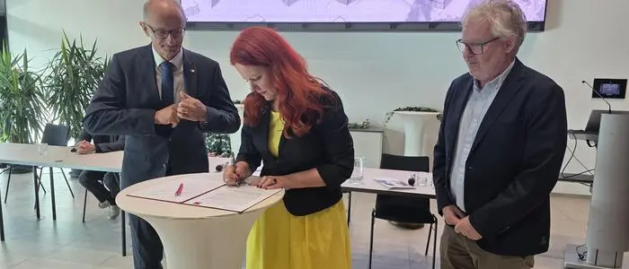 Anton Mattle, Cornelia Hagele und Bernhard Zanon unterschreiben den Letter of Intent