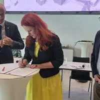 Anton Mattle, Cornelia Hagele und Bernhard Zanon unterschreiben den Letter of Intent