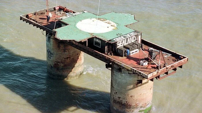 Ein Paradies, auch wenn es nicht so ausschaut: 1967 hat Major Paddy Roy Bates den ausrangierten Flakturm neun Kilometer vor der britischen Ostküste zum Fürstentum Sealand umfunktioniert, um es als internationales Zentrum für herrenloses Steuerfluchtkapital zu etablieren. Nach seinem Tod hat Sohn Michael das Ruder übernommen und der sieht sich seit der Brexit-Ankündigung mit einer Dauerflut an Anfragen konfrontiert: Viele Briten wollen nun Bürger von Sealand werden.