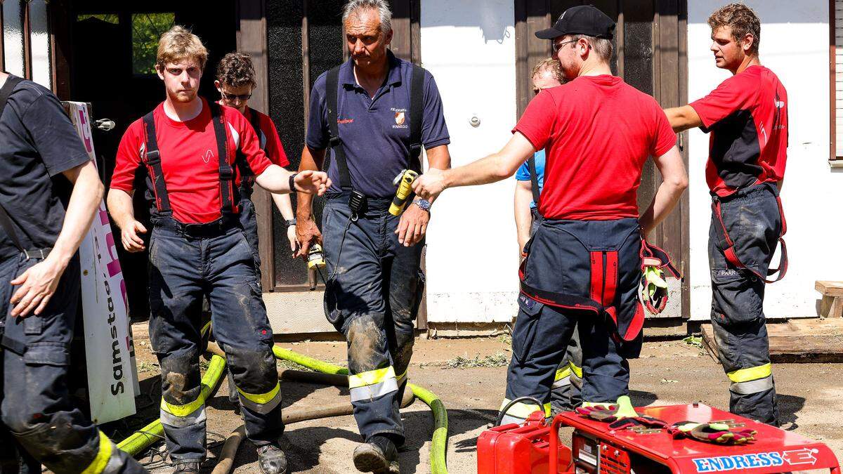 Der Klassiker bei Starkregen: Die Feuerwehr rückt aus, um überflutete Keller auszupumpen (Archivbild)