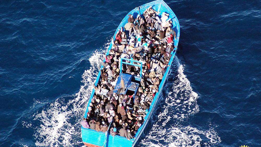 Flüchtlingsschiff in libyschen Gewässern geborgen