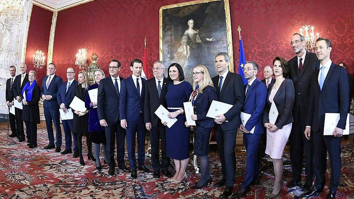 Die neue Regierung bei der Angelobung in der Hofburg