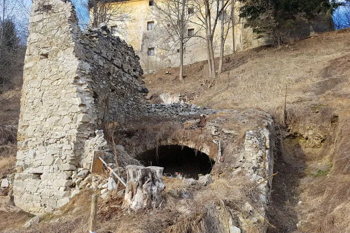 Unterhalb des Schlosses wurden archäologische Grabungen durchgeführt.