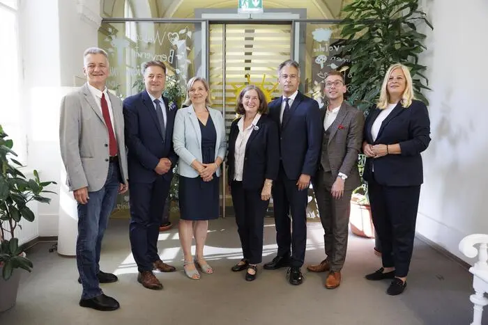 Die neue Grazer Stadtregierung: Stadtrat Manfred Eber (KPÖ), Stadtrat Rene Apfelknab (FPÖ), Vizebürgermeisterin Judith Schwentner (Die Grünen), Bürgermeisterin Elke Kahr (KPÖ), Stadtrat Kurt Hohensinner (ÖVP), Stadtrat Robert Krotzer (KPÖ) und Stadträtin Claudia Unger (ÖVP) 