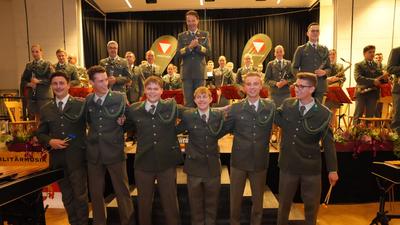 Die Schlagwerker der Militärmusik unter der Leitung von Dietmar Pranter brachten den Saal zum Beben: Elias Reiter, Tobias Baumgartner, Julian Baier, Lucas Hausharter, Lukas Egger und Niklas Ladinig 